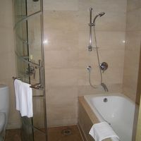 シャワーブースとバスタブ