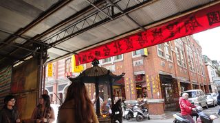 台北霞海城隍廟　こじんまりした廟で縁結びの神様です