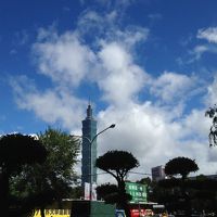 ホテルの前から観た台北101