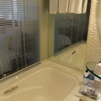 ブラインドはあるけどガラス張りです。