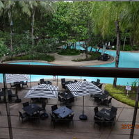 プールビューの朝食レストラン