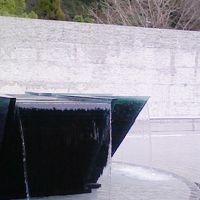 ホテルの車寄せのモニュメント