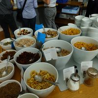 シリアルの種類。ドライフルーツやヨーグルトも多数。