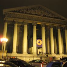 ライトアップされたマドレーヌ寺院★ひときわ目立つ建物です。