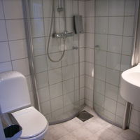 バスタブはないけれど、シャワーの水避けがあって使いやすい。