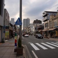 ホテル前の商店街