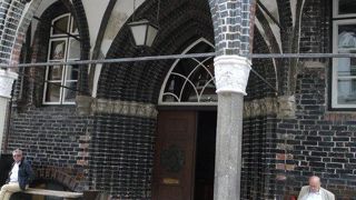 黒レンガ造りの市庁舎