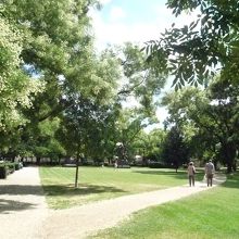 教会の隣に広がる庭。開放的な空間で、みんなのんびり散歩。