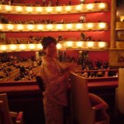 本場オペラ。　　ウィーンやパリのオペラ座よりもお客さんのドレスアップ度が高いです。