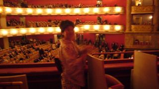 本場オペラ。　　ウィーンやパリのオペラ座よりもお客さんのドレスアップ度が高いです。