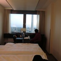 部屋は狭い。湯沸しポットがあったのがうれしい。