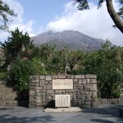 碑の向こうには桜島の頂が見えました