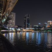 運河に映る夜景が綺麗なバー