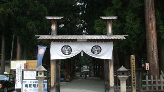 上杉の紋を抜いた煙幕の門を入って、木立の道を進むと