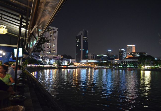 運河に映る夜景が綺麗なバー