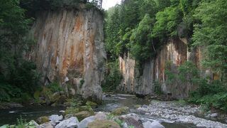 赤みの帯びた屏風岩の間を流れる渓流は、独特