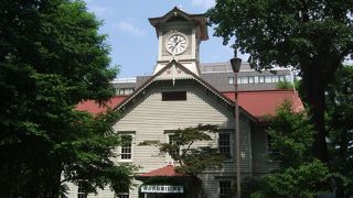 向かいのビルの二階にも写真スポットがあります