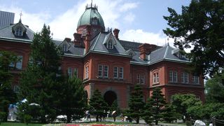 赤レンガの建物で、日が当たると鮮やかな色