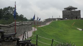 緑の美しい水原華城