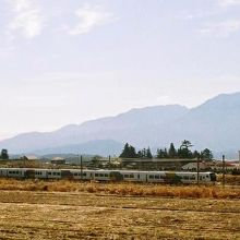 小淵沢駅から800mくらい、小海線との分岐点あたり。