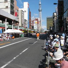 スカイツリーの見える雷門通り