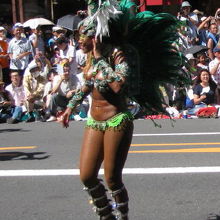 サンバのリズムと華麗な衣装
