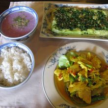 ナス、紫芋のスープ、チキンの炒め物　と　ご飯