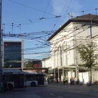 駅前のバス停から撮った中央駅とホテル外観