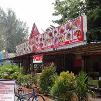 ホテル前のレストラン