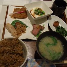 ランチ「８月の京のおばんざいプレート」（税込１０５０円）