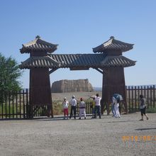 駐車場からこの門の向こうに玉門関遺跡を見ることができます。