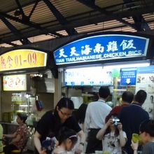 お昼ごろは混雑します。