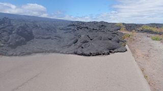 溶岩が道路に・・・