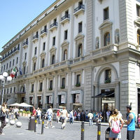 イタリア国旗のあることろが正面玄関