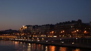 パリのセーヌ河岸　夜も綺麗です