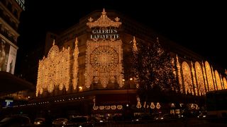 ギャラリーラファイエット　大型の老舗百貨店です