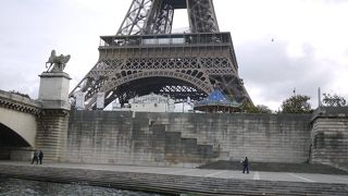 エッフェル塔もセーヌの川岸だったのね。観光名所がめじろおしです　