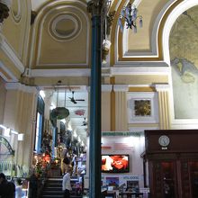 入口を入って左手の土産物店。　細い通路をうまく利用している。