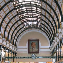 中央のホーチミンさんも　この状況にビックリ？！