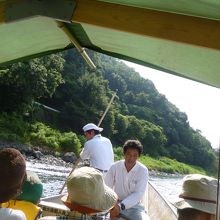 船頭さん3人で下っていきます