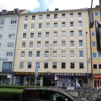 中央駅（地方路線のエリア）の階段から、通りの向いに見えます。