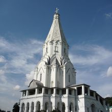 青空に凛と立つ  ヴォズネセニエ教会 