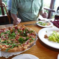 生ハムのピザとシーザーサラダ