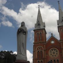 聖マリア像と聖母マリア教会