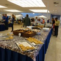 朝食の種類は豊富です。会場も広々。