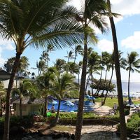 ロビーから中庭・プール・ビーチを撮影