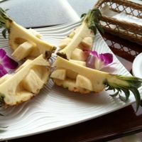 農家にもらったピーチパインを見せたら素敵にカットしてくれた！