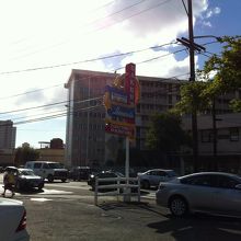 店の入り口の看板