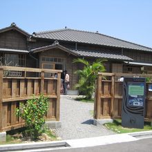 周囲には日本家屋がいくつも見られます。