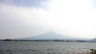 河口湖　北側湖畔から河口湖と富士山を一緒に